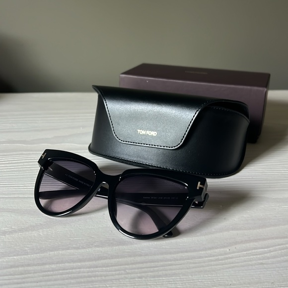 Tom Ford Sunglasses **FREE w/ orders over $700** - Picture 17 of 17